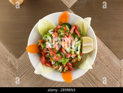 Türkischer Gavurdagi Salat mit Walnuss. coban oder Choban Salatasi Stockfoto