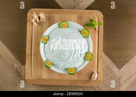 Traditionelle türkische Getränk Cacik oder tzatziki . hergestellt aus Joghurt, Knoblauch und Gurken. Stockfoto