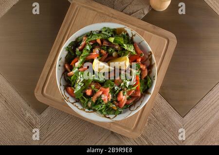 Türkischer Gavurdagi Salat mit Walnuss. coban oder Choban Salatasi Stockfoto