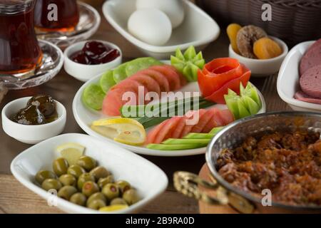 Traditionelles türkisches Frühstück mit Sesam Bagel und braten Ei mit Wurst.Gebrauchte Keramik-Frühstück-Set und Kupfer-Eierpfanne. Stockfoto