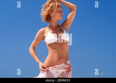 Junge Frau, Bikini und Pareo Stockfoto