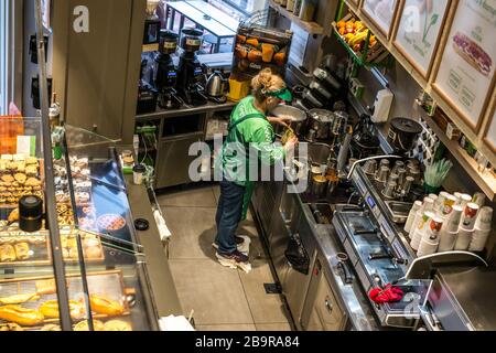 Athen, Griechenland - 15. Februar 2020. Mitarbeiter in der Bäckerei bei der Arbeit in Athen Stockfoto