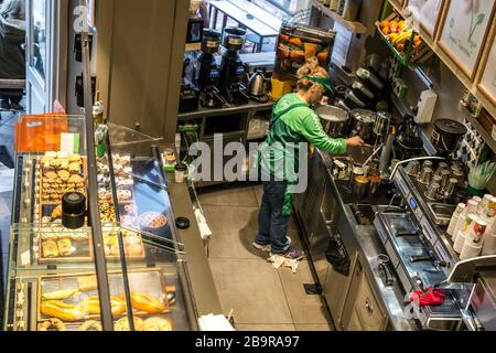 Athen, Griechenland - 15. Februar 2020. Mitarbeiter in der Bäckerei bei der Arbeit in Athen Stockfoto