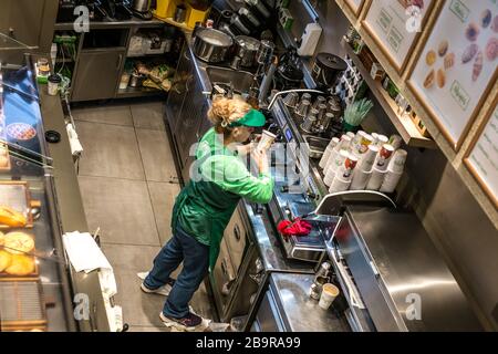 Athen, Griechenland - 15. Februar 2020. Mitarbeiter in der Bäckerei bei der Arbeit in Athen Stockfoto
