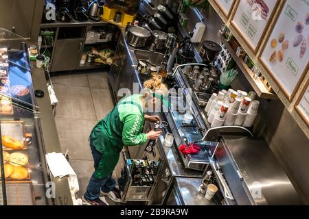 Athen, Griechenland - 15. Februar 2020. Mitarbeiter in der Bäckerei bei der Arbeit in Athen Stockfoto