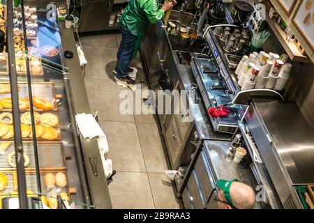 Athen, Griechenland - 15. Februar 2020. Mitarbeiter in der Bäckerei bei der Arbeit in Athen Stockfoto