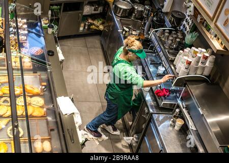Athen, Griechenland - 15. Februar 2020. Mitarbeiter in der Bäckerei bei der Arbeit in Athen Stockfoto