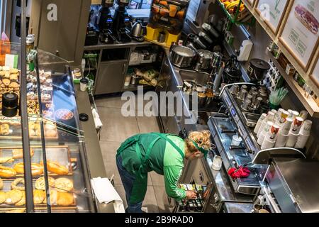 Athen, Griechenland - 15. Februar 2020. Mitarbeiter in der Bäckerei bei der Arbeit in Athen Stockfoto