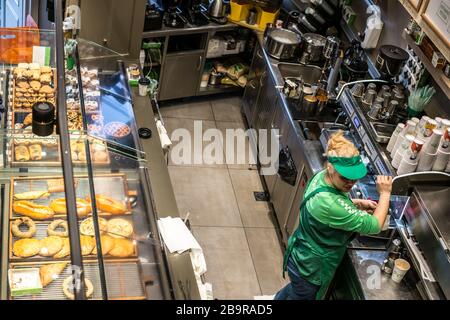 Athen, Griechenland - 15. Februar 2020. Mitarbeiter in der Bäckerei bei der Arbeit in Athen Stockfoto