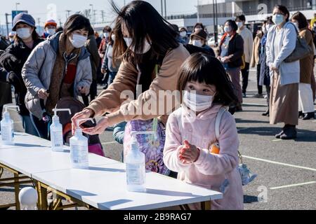 Iwaki, Japan. März 2020. Die Menschen waschen sich die Hände, bevor sie sich für den Besuch des olympischen Kessels auskleidern. Die Sonderausstellung "Flamme der Erholung" im Aquamarin Park nach den Olympischen und Paralympischen Spielen 2020 in Tokio wird aufgrund einer Coronavirus (COVID-19)-Pandemie verschoben. Credit: SOPA Images Limited/Alamy Live News Stockfoto