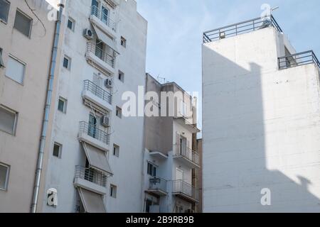 Athen, Griechenland - 11. Februar 2020. Auf den Straßen Athens mit Wohnblöcken und Geschäften Stockfoto