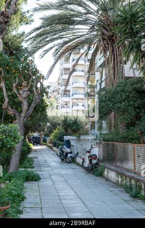 Athen, Griechenland - 11. Februar 2020. Auf den Straßen Athens mit Wohnblöcken und Geschäften Stockfoto