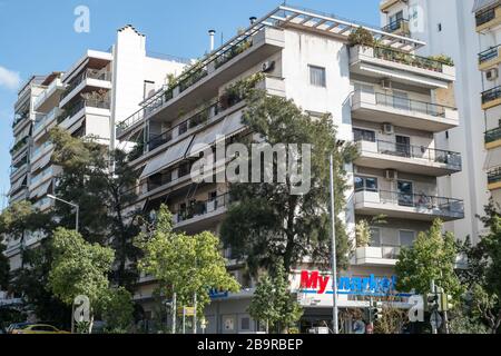 Athen, Griechenland - 11. Februar 2020. Auf den Straßen Athens mit Wohnblöcken und Geschäften Stockfoto