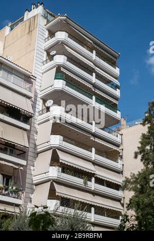 Athen, Griechenland - 11. Februar 2020. Auf den Straßen Athens mit Wohnblöcken und Geschäften Stockfoto