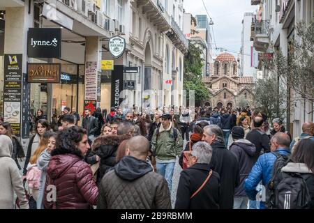 Athen, Griechenland - 15. Februar 2020. Menschen, die die berühmteste Straße Athens mit Luxusgeschäften, der Straße Ermou, erreichen Stockfoto