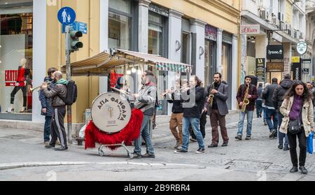 Athen, Griechenland - 15. Februar 2020. Menschen, die die berühmteste Straße Athens mit Luxusgeschäften, der Straße Ermou, erreichen Stockfoto