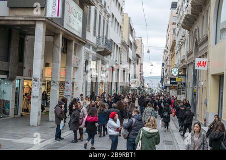 Athen, Griechenland - 15. Februar 2020. Menschen, die die berühmteste Straße Athens mit Luxusgeschäften, der Straße Ermou, erreichen Stockfoto