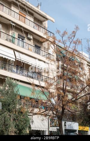 Athen, Griechenland - 11. Februar 2020. Auf den Straßen Athens mit Wohnblöcken und Geschäften Stockfoto