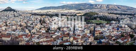 Panoramablick auf die Athener Stadt mit Lykavittos Hügel, das griechische Parlament im Zentrum und ganz rechts der Tempel des olympischen Zeus, Stockfoto