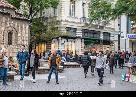 Athen, Griechenland - 15. Februar 2020. Menschen, die die berühmteste Straße Athens mit Luxusgeschäften, der Straße Ermou, erreichen Stockfoto