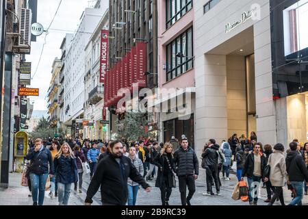 Athen, Griechenland - 15. Februar 2020. Menschen, die die berühmteste Straße Athens mit Luxusgeschäften, der Straße Ermou, erreichen Stockfoto