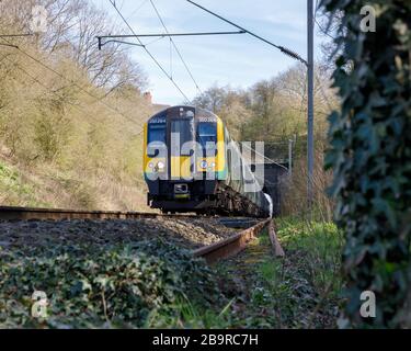 Crick, Northamptonshire, Großbritannien, März 2020: Aus dem Crick Loge-Tunnel geht ein Londoner Zug der Northwestern Class 350 EMU nach Stafford hervor. Stockfoto