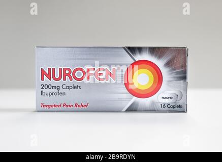 London/Großbritannien - 22. März 2020 - Paket von Nurofen Ibuprofen entzündungshemmenden Medikamenten auf weißem Hintergrund Stockfoto