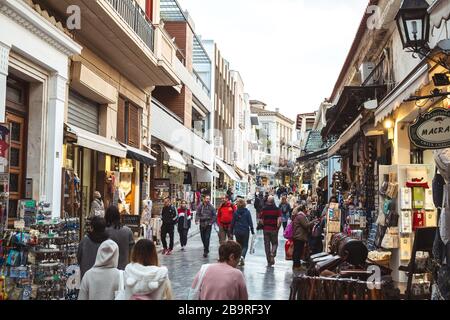 Athen, Griechenland - 13. September 2020: Bunte Souvenirläden im historischen Zentrum Athens, Griechenland. Stockfoto