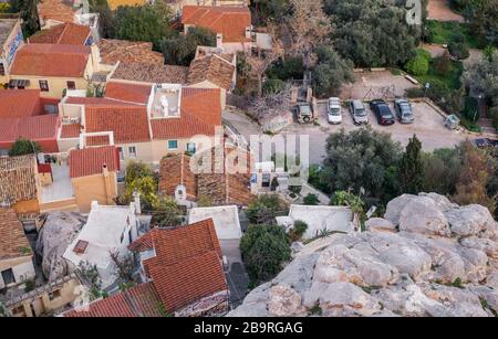 Athen, Griechenland - 13. Februar 2020. Luftaufnahme von erhaltenen historischen Gebäuden in der Athener Plaka, an den hängen der Akropolis, Greec Stockfoto