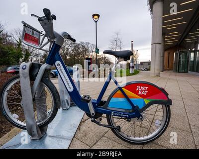 Edinburgh, Schottland, Großbritannien, 25. März 2020. "Just Eat Bikes" kündigt die kostenlose Nutzung von Elektrorädern für NHS-Mitarbeiter an und erhöht die Bereitstellung in bestimmten Krankenhäusern, darunter dem Western General Here. Anfang dieses Monats wurde das Elektrofahrradprogramm eingeführt. Zu Beginn des Arbeitstages steht nur ein Fahrrad im Park Stockfoto