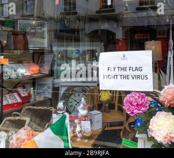 Skibbereen, West Cork, Irland, 25. März 2020. Geschäfte, die zum Schließen gezwungen werden, drängen die Menschen, hinter die Nationalflaggen zu kommen, um bei der Niederlage des Coronavirus zu helfen. Credit Aphperspektive/ Alamy Live News Stockfoto