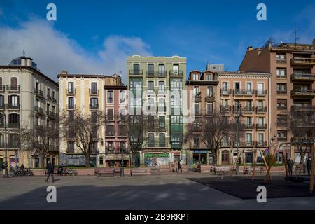 Gebäude aus verschiedenen Epochen des 18. Jahrhunderts und unterschiedliche Höhen auf der Plaza del Castillo in der Stadt Pamplona, Navarra, Spanien Stockfoto