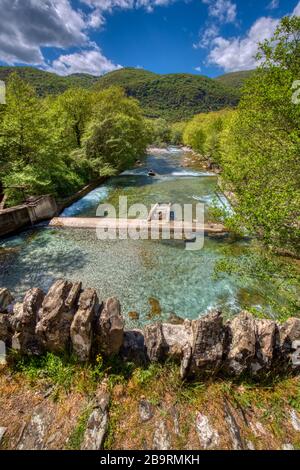 Alte Steinbrücke in Klidonia Zagori, Epirus, Westgriechenland. Diese Bogenbrücke mit verlängertem Bogen, die im Jahr 1853 erbaut wurde. Stockfoto