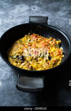 Gesundes organisches Omelett mit Aubergine, Gemüse und Käse in Pan/Aubergine Omelette bereit zum servieren und Essen. Hausgemachter Stil. Stockfoto