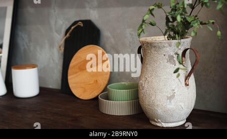 Eine Vase mit trockenen Blumen auf einem Tisch. Klassische skandinavische Küche, minimalistisches Innendesign. Echtes Foto. Gemütliches Zuhause. Stockfoto
