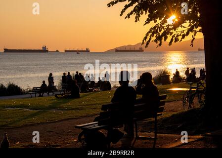 Sonnenuntergang im Sommer am English Bay Beach in Vancouver, British Columbia, Kanada Stockfoto