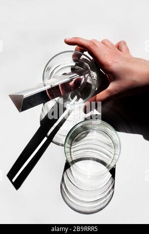 Experimentieren mit Licht und Glas. Stockfoto