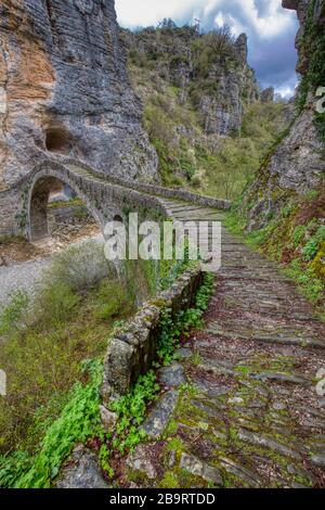 Kokori alten Bogen Steinbrücke (noutsos) auf dem Fluss Voidomatis in der Gemeinde Zagorochoria, Griechenland. Stockfoto