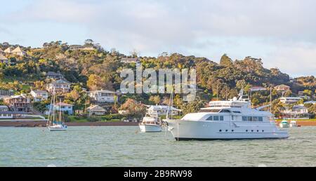 Eine luxuriöse Motoryacht vor Russell, in der Bay of Islands, im äußersten Norden der Nordinsel, Neuseeland. Stockfoto