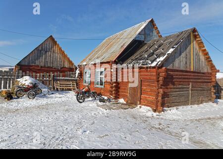 KHATGAL, MONGOLIA, 25. Februar 2020: Häuser von Khatgal. Die kleine Stadt ist als eine der kältesten Städte der Mongolei bekannt, aber sie verdankt ihre jüngste Deve Stockfoto