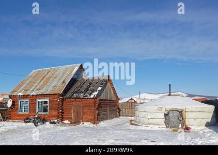 KHATGAL, MONGOLIA, 25. Februar 2020: Häuser von Khatgal. Die kleine Stadt ist als eine der kältesten Städte der Mongolei bekannt, aber sie verdankt ihre jüngste Deve Stockfoto