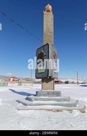 KHATGAL, MONGOLIA, 24. Februar 2020: Denkmal in Khatgal. Die kleine Stadt ist als eine der kältesten Städte in der Mongolei bekannt, aber sie verdankt ihr jüngstes de Stockfoto