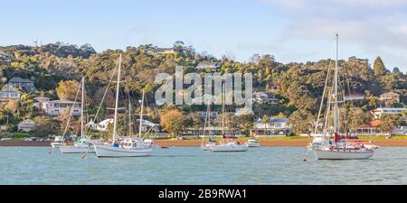 Yachts moored off Russell, in der Bay of Islands, im äußersten Norden der Nordinsel, Neuseeland. Stockfoto