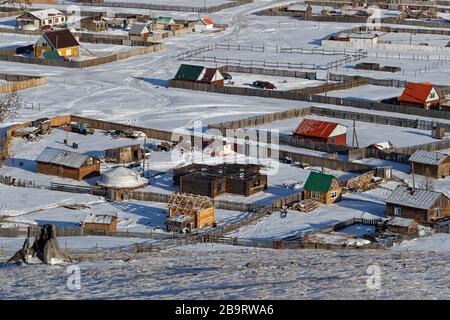 KHATGAL, MONGOLIA, 26. Februar 2020: Draufsicht auf Khatgal. Die kleine Stadt ist als eine der kältesten Städte in der Mongolei bekannt, aber sie verdankt ihr jüngstes de Stockfoto