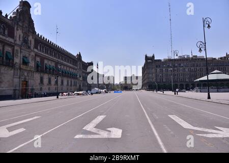 Mexiko-Stadt, Mexiko. März 2020. MEXIKO-STADT, MEXIKO - 24. MÄRZ: Allgemeiner Blick auf die Hauptstraßen am 24. März 2020 in Mexiko-Stadt, Mexiko. Mexikanische Regierungsbehörden haben eine Stornierung aller nicht notwendigen Aktivitäten (Foto von Eyepix Group/Pacific Press) Kredit: Pacific Press Agency/Alamy Live News ausgestellt Stockfoto