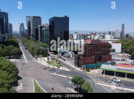 Mexiko-Stadt, Mexiko. März 2020. Allgemeine Ansicht von Mexiko-Stadt ohne Aktivität wegen des neuen Coronavirus Ausbruchs in Mexiko-Stadt, Mexiko. Die mexikanischen Regierungsbehörden erließen eine Annullierung aller nicht notwendigen Aktivitäten, um die Ausbreitung zu verhindern, Mexiko hat Phase 2 der COVID-19 erreicht. (Foto von Eyepix Group/Pacific Press) Credit: Pacific Press Agency/Alamy Live News Stockfoto