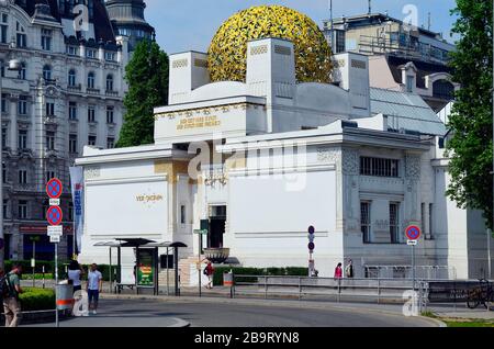 Wien, Österreich - 24. April 2011: Nicht identifizierte Personen vor der Secession, Gebäude im Jugendstil, Museum für zeitgenössische Kunst Stockfoto