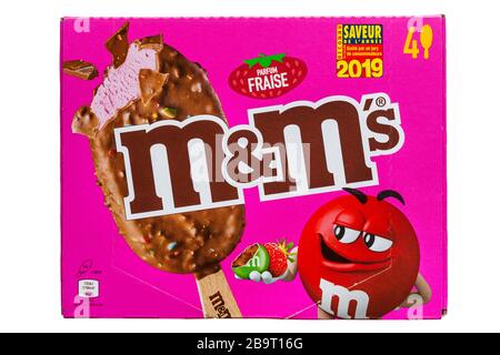 Schachtel mit Erdbeergeschmack M&M's Eis Erdbeergeschmack Eiscreme mit einer Schicht aus Kakao und M&M Schokoladenchips isoliert auf weiß Stockfoto