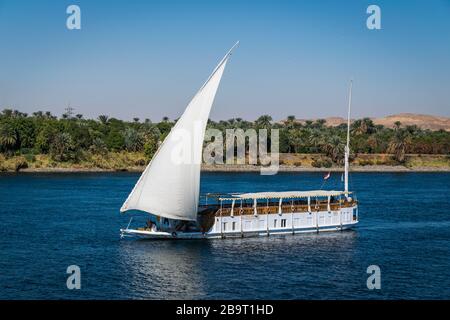 Traditionelles Boot am nil. dahabiya ist perfekt für entspannende nilkreuzfahrt in ägypten zwischen luxor und assuan. Stockfoto