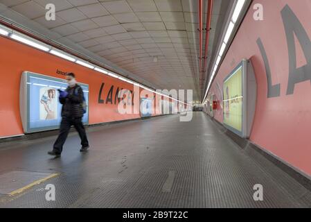 ROM, ITALIEN - 12. März 2020: Mann, der Gesichtsmaske trägt und in der Metrostation Spagna, Rom, Italien, spazieren geht. Heute hat die italienische Regierung ein landesweites Gesetz erlassen Stockfoto